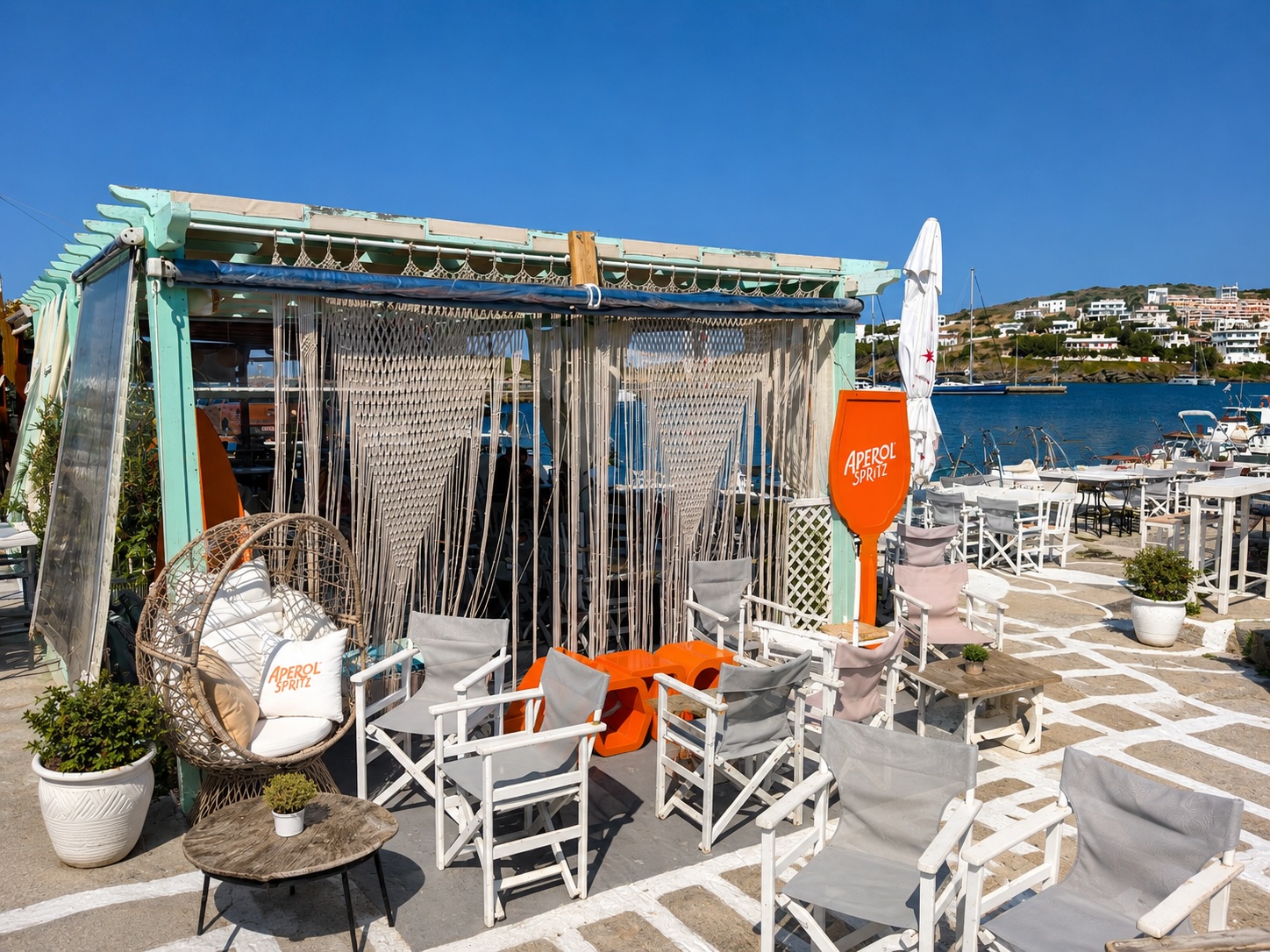 105 E' All-day Bar terrace in Batsi harbour